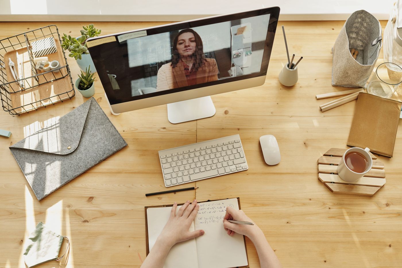 Online HSK preparation desk with notes and video lesson